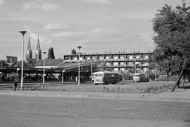Marx tér, háttérben a Rókus-templom tornyai, 1967. Forrás: Fortepan / Lechner Nonprofit Kft. Dokumentációs Központ
