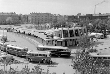 Autóbuszállomás a Marx téren, 1967. Forrás: Fortepan / UVATERV
