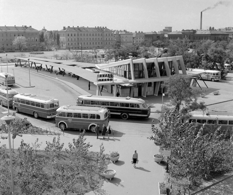 Autóbuszállomás a Marx téren, 1967. Forrás: Fortepan / UVATERV
