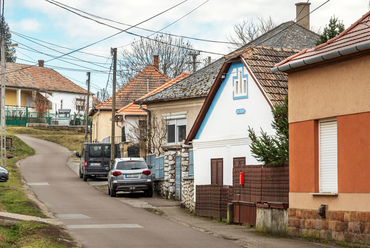 A mintegy két kilométer hosszan elnyúló, 1900 fős Noszvajnak több régi központja és pincesora is van, amiről leglátványosabban az újabb házak közt megőrzött műemlék épületek mesélnek.

 
