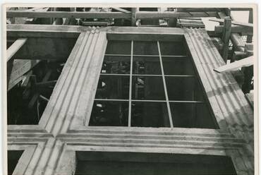 Vasbeton ablakkeretek előregyártása, vélhetően a Ganz Villamossági Művek budai telephelyén (1947-1949). Fotó Wolf Johanna hagyatékában, Vitányi Pál jóvoltából.
