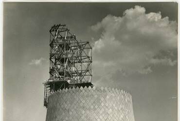 Az ajkai hőerőmű forgáshiberboloid alakú hűtőtornyának kivitelezése (1948). Fotó Wolf Johanna hagyatékában, Vitányi Pál jóvoltából.
