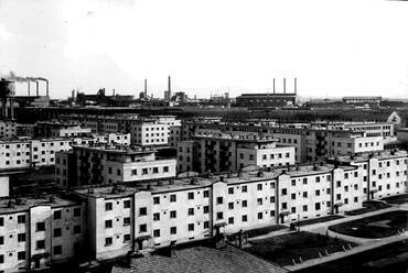 Sztálinváros legkorábban megépült házai, a háttérben a vasművel. Fotó: Sztálinváros-fotóalbum, MÉM MDK Múzeumi Osztály, Adattári gyűjtemény
