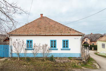 Szerencsére szép számban akad műemléki védelem nélkül is gondozott, régi ház. Az Arany János Utca 52 alatti nyaralóként, a Kékablakos Vendégházként újult meg.
