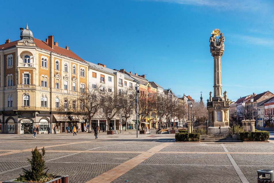 Óriástölcsér a város közepén: a szombathelyi Fő tér története