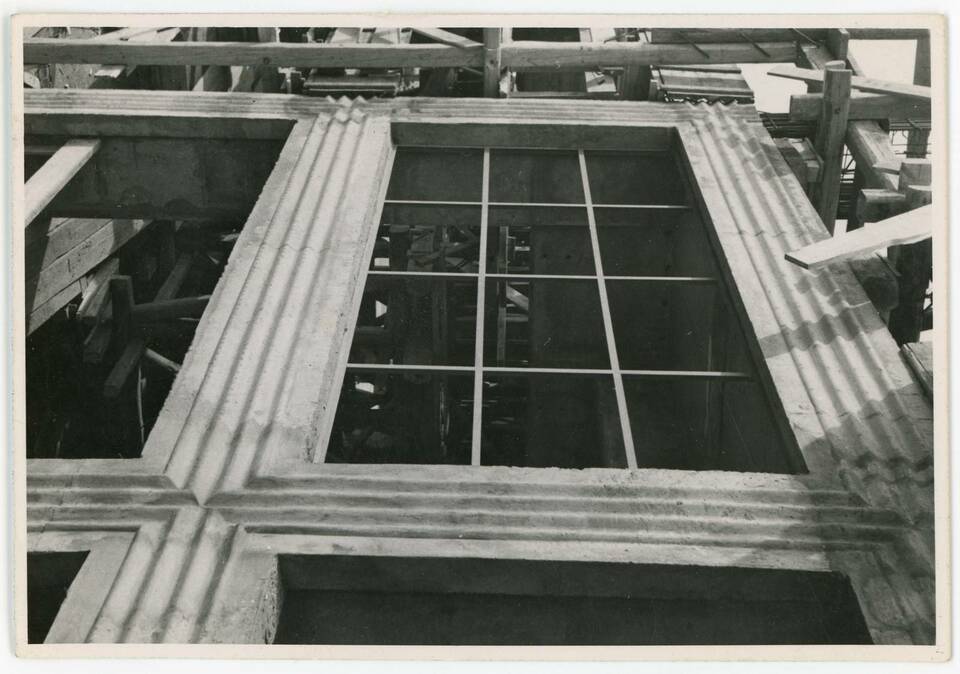 Vasbeton ablakkeretek előregyártása, vélhetően a Ganz Villamossági Művek budai telephelyén (1947-1949). Fotó Wolf Johanna hagyatékában, Vitányi Pál jóvoltából.

