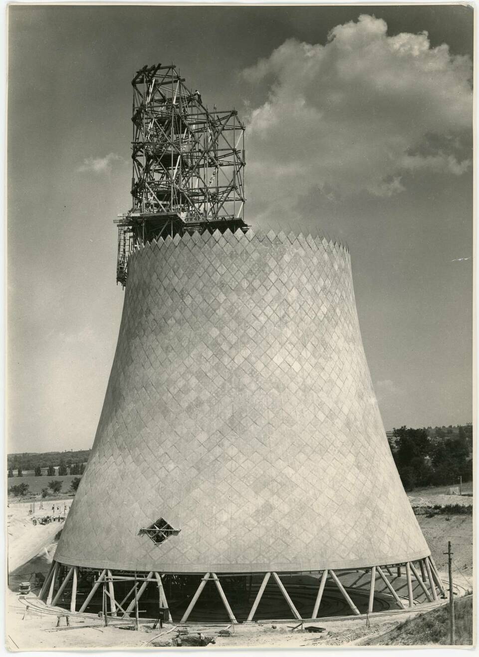 Az ajkai hőerőmű forgáshiberboloid alakú hűtőtornyának kivitelezése (1948). Fotó Wolf Johanna hagyatékában, Vitányi Pál jóvoltából.
