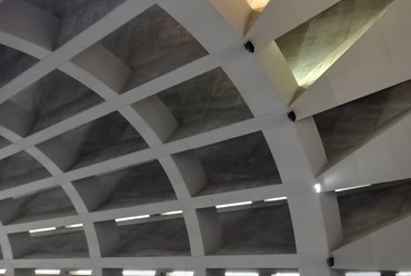 A csonkakúp alakú kupola belső látszóbeton szerkezete, a bordák élén elhelyezett ablakcsíkokkal, Fotó: Lampert Rózsa
