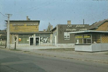 Szolgáltatóház a XVIII. kerületi Lenkei utca 2–4. szám alatt, 1970 körül (forrás: Tomory Lajos Múzeum)
