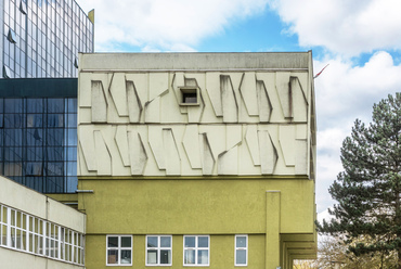 Az 1967-ben épült Kazincbarcikai Városi Kórház, Jánossy György egyik fő műve. Nagyrészt monoton falait csak a főbejárat oldalán töri meg különleges díszítés: Illés Gyula eredetileg nyers beton domborműve, ami az épület felújításának idején kapott bevonatot.

 
