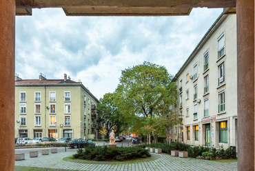 Az új lakások alapfelszereltségéhez olyan műszaki megoldások tartoztak, mint a vezetékes víz, fürdőszoba és illemhely -mindez közel sem volt mindennapos a világháború után hét évvel még mindig romokkal teli országban.
