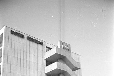 Hotel Gemenc a Mészáros Lázár utca felől nézve, 1972. Forrás: Fortepan / Kriss Géza
