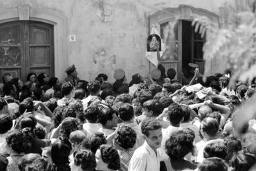 Hatalmas tömeg a Via degli Orti di San Giorgio 11. számú ház előtt 1953. augusztus 31-én, Fotó: it.m.wikipedia.org/wiki/madonna
