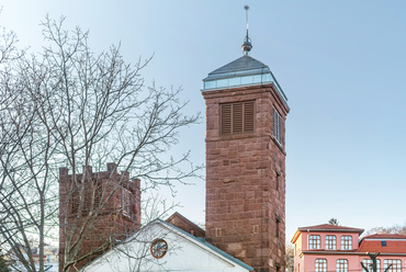 A legkevésbé közismert, hogy az ötvenes években is folytatódhatott a templomok építése, igaz, már csak főként alulról szerveződő formában, minimális számban. Balatonalmádi református temploma közülük talán a leglátványosabb szocreál stílusjegyeket viseli magán.
