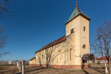 A legtöbb korabeli templom azonban szinte teljes titokban épült, ami a megjelenésére is vonatkozott. A dél-alföldi Kömpöc templomán szinte csak a homlokzatra felírt római szám árulkodik az 1953-as építési évről.

 
