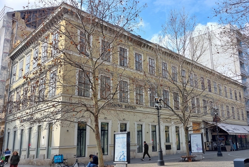 Ráépítéssel bővítenék a Liszt Ferenc tér legrégebbi, műemléki épületét