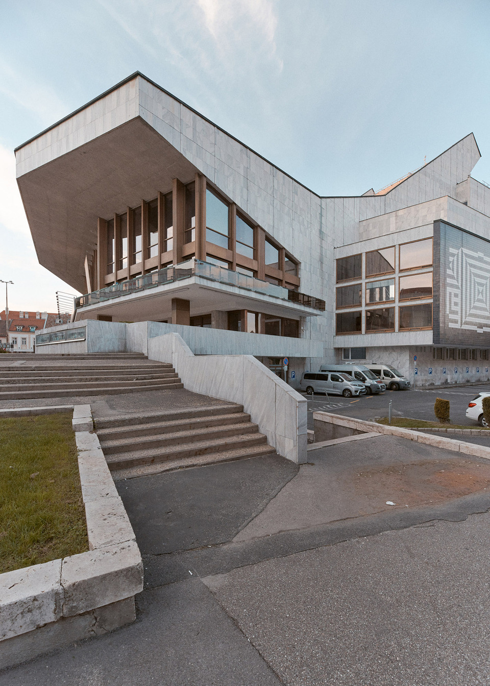 A győri Nemzeti Színház napjainkban. Fotó: Schmal Fülöp, © Győr-Moson-Sopron Megyei Építész Kamara, Modern Győr. (Építészfórum archívum)