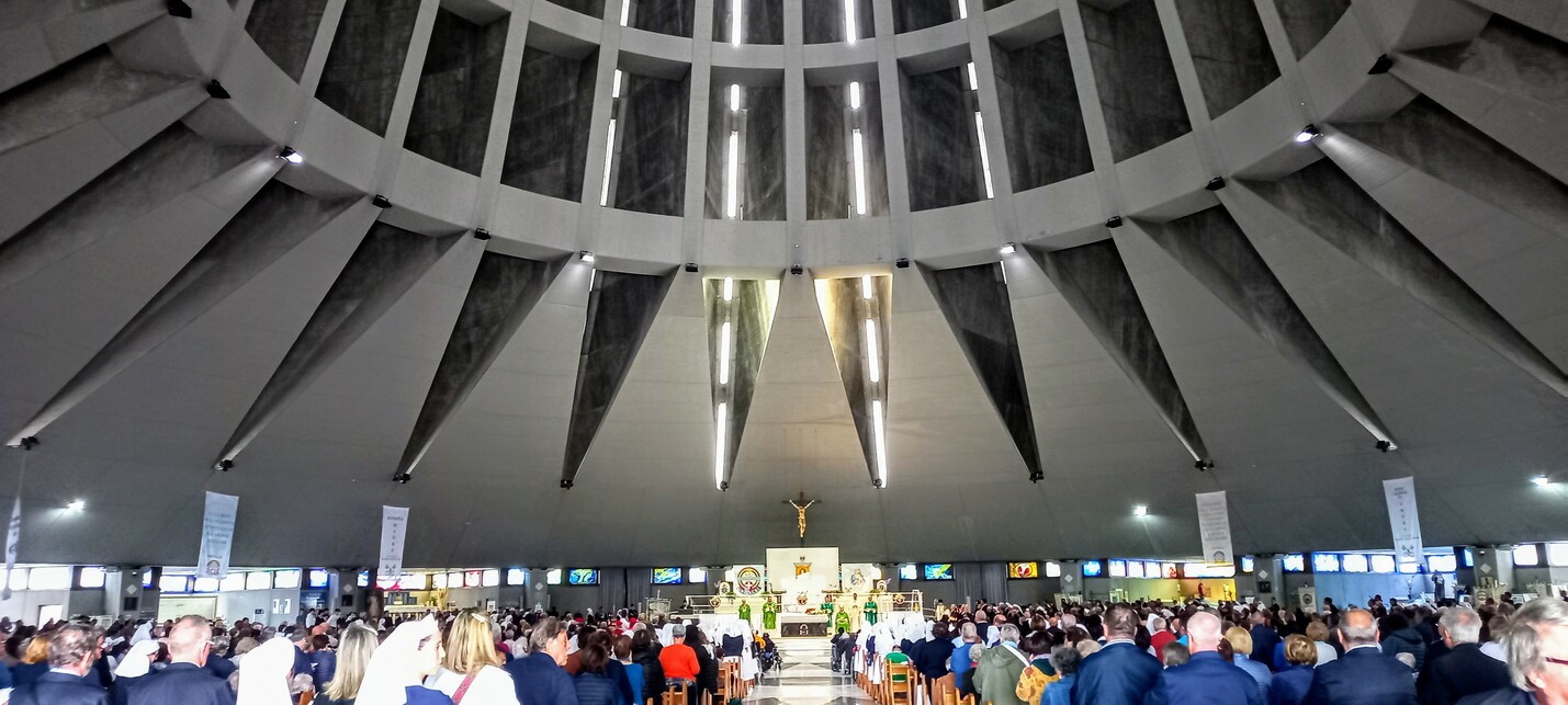 A csonkakúp alakú kupola belső látszóbeton szerkezete, a bordák élén elhelyezett ablakcsíkokkal, Fotó: Lampert Rózsa
