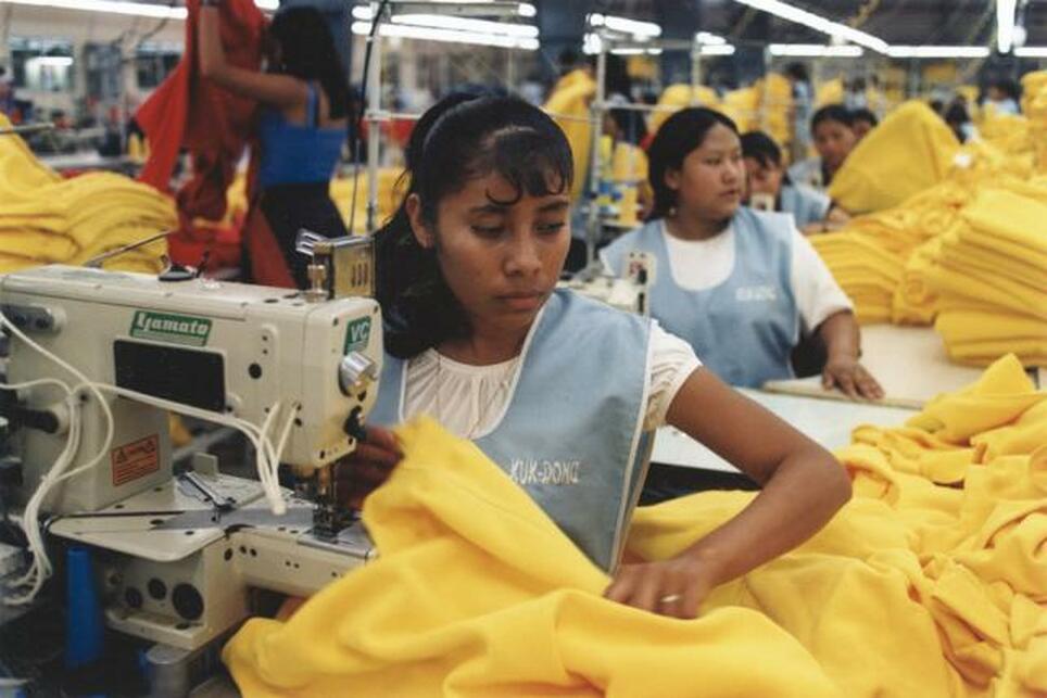 Indonéziai ruhaipari munkásnők 
