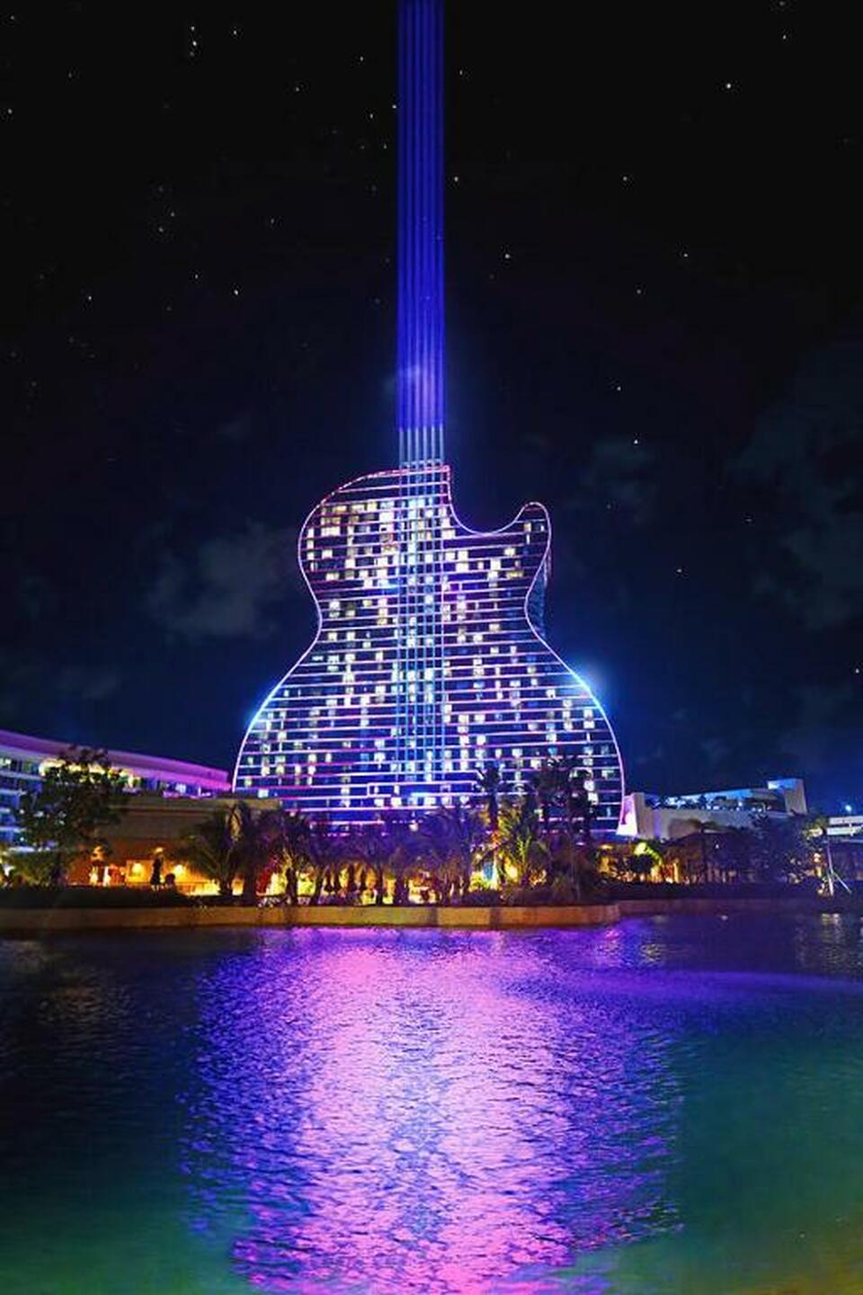Hard Rock Hotel gitár alakú épületének lézerfény nyaka, Miami. Forrás: Janiczak Dávid/Facebook