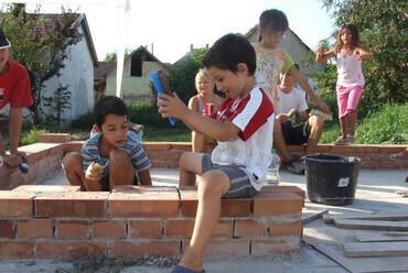 Tabáni gyerekek segítenek a takarításban a munkanap végén, 2014-es Építőtábor Monoron Fotó: táborozók
