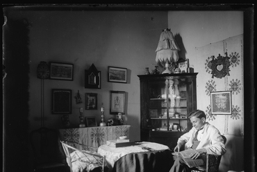 Kaesz Gyula az Iparművészeti Múzeum és Iskola szolgálati lakásában. 1920-as évek. MÉM MDK Fotótár
