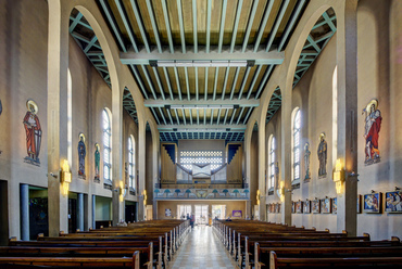 Budapest második modern templomaként elhúzódó viták kereszttüzében épült, végül 1934-ben szentelték fel. Különösen látványos vasbeton bordáslemez födéme egy fő, -és két mellékhajó fölött húzódik.
