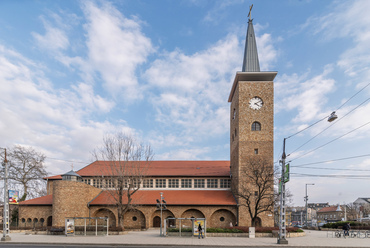 A töretlenül kelet felé terjeszkedő fővárosban számos új templomra volt igény. Az egyik legnagyobb deficit a Bosnyák téren alakult ki, ahol 1941-re a mindössze 18 évvel korábban épült templom bizonyult kicsinek, így a szomszédos telken Budapest második legnagyobb templomának építése kezdődött el.

