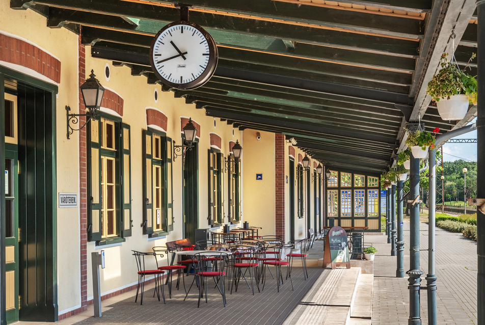 Tíz állomás, 150 év építészete – a Balaton déli partjának vasúti épületei