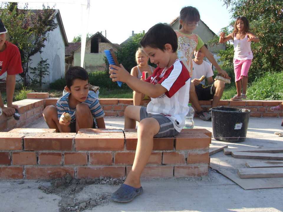 Tabáni gyerekek segítenek a takarításban a munkanap végén, 2014-es Építőtábor Monoron Fotó: táborozók
