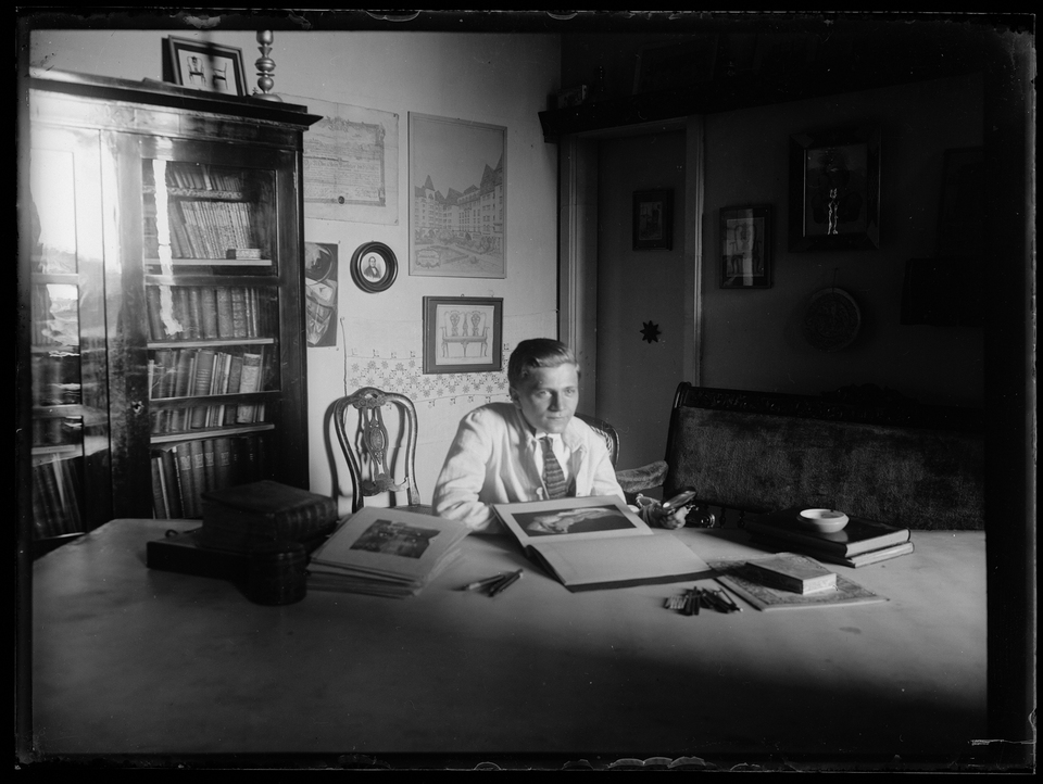 Kaesz Gyula az Iparművészeti Múzeum és Iskola szolgálati lakásában. 1920-as évek. MÉM MDK Fotótár