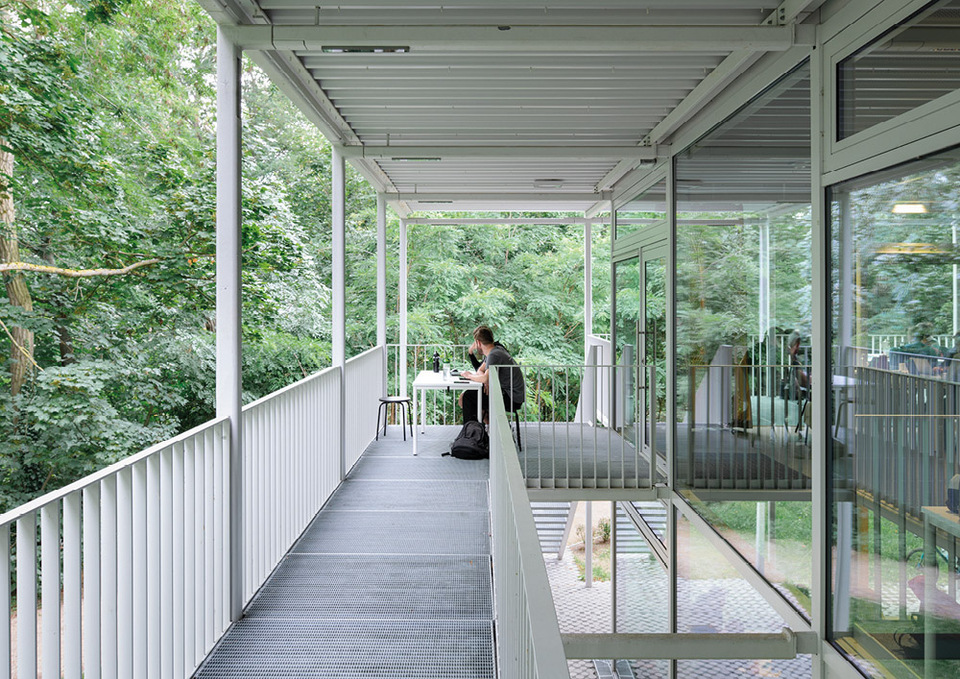 Gustav Düsing és Max Hacke: Tanuló pavilon a Braunschweigi Műszaki Egyetem campusán. Fotó: Lemmart. Forrás: EUMies Award
