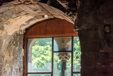 A legfelső szinten két eredeti, oszlop-bélletes ikerablak is fennmaradt, míg a többi ilyen kőablak 19. századi. A belső ablak kiosztása a hatvanas évek építészetének jellegzetes megoldása.

 
