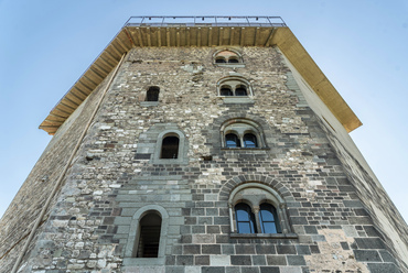 A 31 méter magas torony Dunára néző oldalán nem csak a középkorból megmaradt falrészek, de az elmúlt százötven év rekonstrukcióinak eltérő megközelítése és anyaghasználata is látványosan elkülönül.
