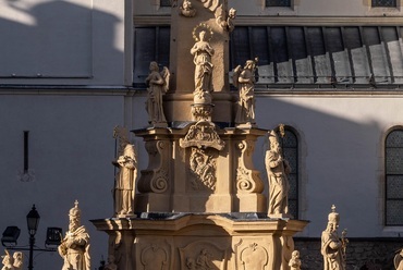 A veszprémi várnegyed Szentháromság-szobra
