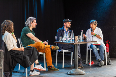 A vitán részt vett még Keller Márkus történész, szociológus és Pintér Márton építész, a METU oktatója és az Environmental Design BA szakvezetője és 2025-ös Velencei Építészeti Biennálé kurátora, a beszélgetést az Építészfórum szerkesztője, Böröndy Júlia vezette.
