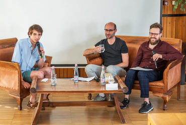 Az étteremben, a posztmodern fogalmának boncolgatásával folytatódott a délután Zemlényi-Kovács Barnabás, a kortárs képzőművészet elméletével foglalkozó teoretikus, valamint Hartmann Gergely, a MOME Elméleti Intézet, és az Építészeti Intézet óraadó oktatója részvételével.
