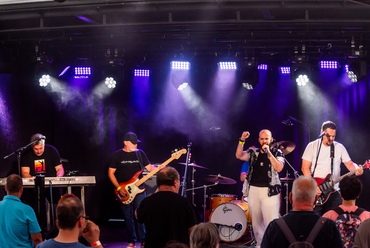 A 2024-es Építészfesztivál a Crazy Little Queen tribute zenekar jóvoltából a Queen legnagyobb slágereivel zárult. Köszönjük minden előadónknak és vendégünknek a részvételt! Találkozunk jövőre is!
