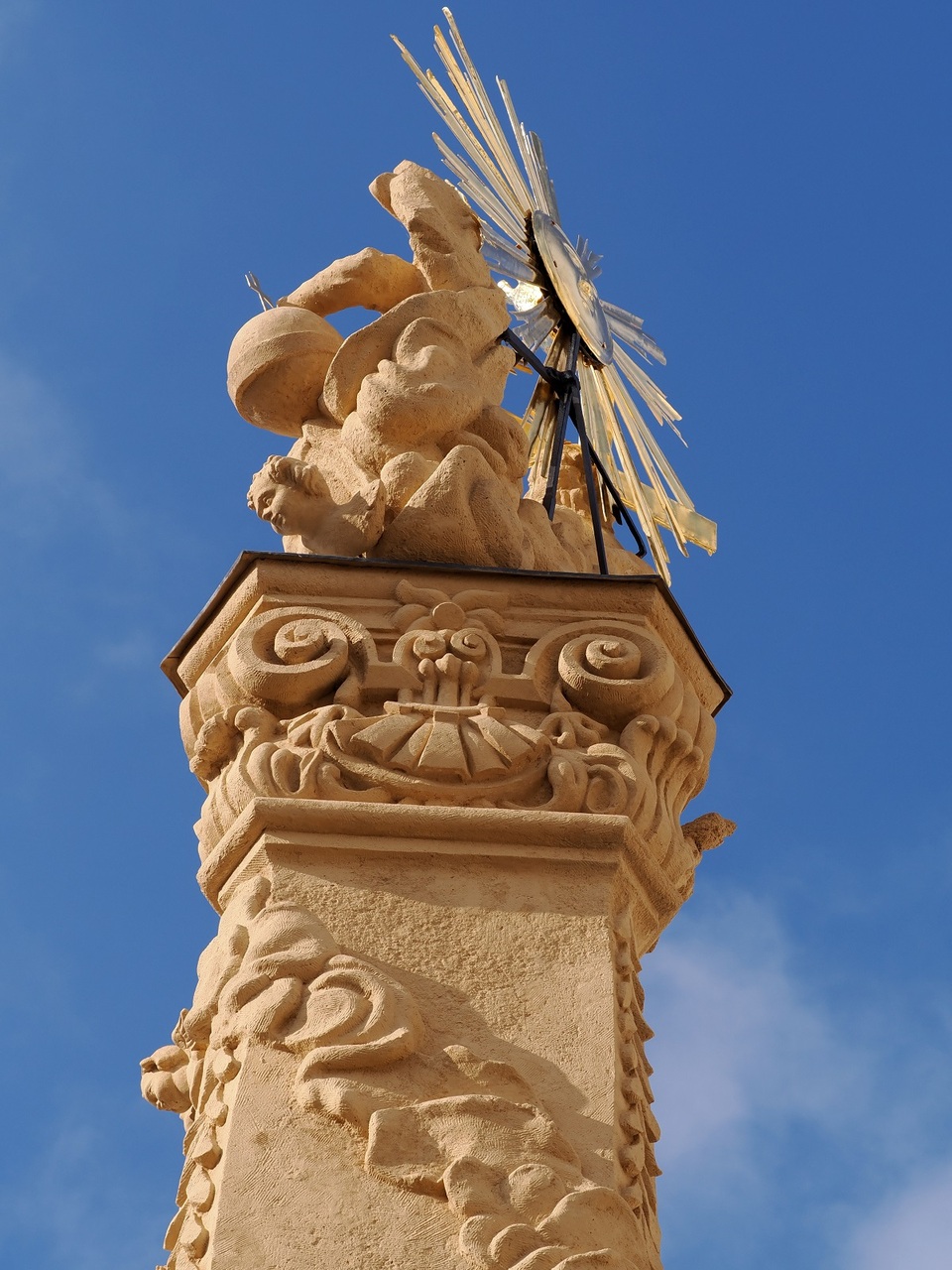 A veszprémi várnegyed Szentháromság-szobra
