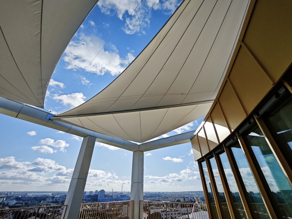 Városi panoráma a Corvinus Campus tetőteraszáról. Építészet: Kis Péter, Baki Áron, Kőműves Márton, Krausz Zsolt, Rantal Gábor, Starkbauer Lilla (PLANT – Atelier Peter Kis). Generáltervező: Keszthelyi Kristóf, Ilku György (Lean Tech Mérnökiroda Kft.). Forrás: Krüllung Kft.