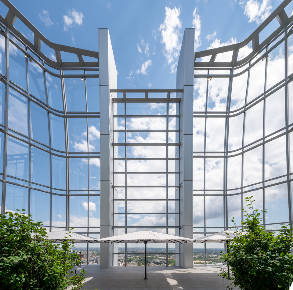 Óriás méretű napernyők. MOL Campus, Budapest. Építészet: Giles Robinson, Nicola Scaranaro, Chantal Aquilina (Foster + Partners). Generál tervező: Fekete Antal, Mezei Gábor, Walton Imre, Tóth Zoltán (Finta és Társai Építész Stúdió Kft.). Belsőépítészet: Karim El-Ishmawi, Chris Middleton, Daniel von Seld Zoltán (KINZO Architecten GmbH). Belsőépítésze partner: Alexa Zsolt, Rabb Donát, Schreck Ákos, Turai Balázs (Minusplus Generáltervező Kft.). Fotó: Palkó György. Forrás: Krüllung Kft.