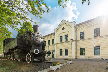 A virágzó alföldi mezőgazdaságban érdekelt főnemesek befektetői csoportja a vasútépítés hőskorában, az 1850-es évek közepén alapította meg a Tiszavidéki Vasúttársaságot, a mi a korban megszokott módon az egyes állomásokra gazdaságos típusterveket készíttetett.

 
