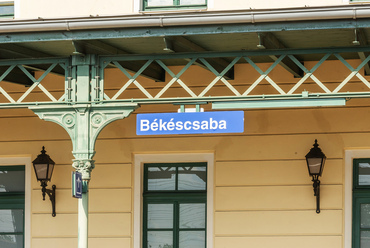 Békéscsaba állomása az elsők közt épült meg. A vasúttársaság addigra hatféle épületet terveztetett egy ma mára feledés homályába veszett, de vélhetően bécsi építészirodával, közülük itt egy közepes méretű, harmadrendű állomás épült.

 

