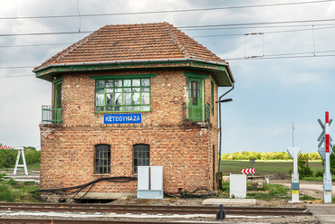 Az állomás országhatár felőli kijáratánál egy őrház is megmaradt. Egészen a felújításig itt működött az elektromechanikus Siemens–Halske-biztosítóberendezés váltókezelő központja, ahol a vasúti dolgozó egy helyről, láncok és drótok közvetítésével, és persze jelentős fizikai erővel mozgatta a közeli váltókat és a sorompót.

 
