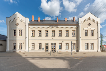 Karcag állomása is árintett volt a közelmúlt nagyszabású pályafelújításaiban. Itt azonban az állomásépület kimaradt a projektből, és azt az államvasút saját forrásból, a társainál igényesebb kivitelben készíttette el. A felújítás tervezői Hajnal Zsolt és Szüle Péter, a Hajnal Építész Iroda Kft. építészei voltak.
 
