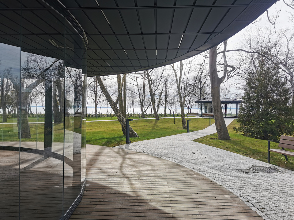 Balatonakarattyai Oktatási és Konferenciaközpont. Építészet: Vesztergom Ádám, Vadász Tamás, Zsarnóczay Péter. Kivitelező: Puskás Művek. Anyagok: PREFALZ és PREFA Sidings. Forrás: Prefa
