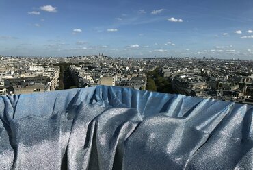 Párizs 2021 őszén, a Christo és Jeanne-Claude által becsomagolt Diadalív tetejéről nyugat, a Montmartre felé nézve. Fotó: Benkő Melinda
