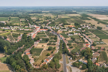 Az alföld ismeretlen, miniatűr hegysége, a környezetéből alig száz méterre kiemelkedő Illancs, és az ősi Duna medrének találkozásánál, 10-20 méteres tereplépcsők tetején alakult ki az Európa legnagyobbjaként ismert pincefalu.

 
