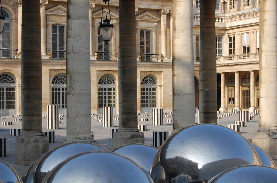 A Palais-Royal (Királyi Palota) udvara, amelyet Daniel Buren francia konceptualista képzőművész helyspecifikus alkotása, a Les Deux Plateaux-t (1986) formált köztérré. Fotó: Benkő Melinda