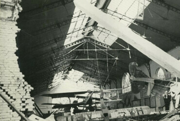 1944-ben, a II. világháborús bombázás után így nézett ki az épület. Forrás: Magyar Műszaki és Közlekedési Múzeum Archívum, ltsz: MMKM_TFGY_1596
